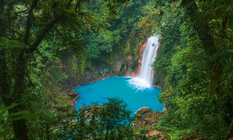 Wasserfall im Tenorio Nationalpark umgeben von üppigem Regenwald – Costa Rica Familienreise
