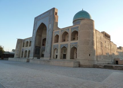 Die Miri-Arab-Madrasa in Buchara zeigt beeindruckende Architektur mit einem markanten blauen Kuppeldach und kunstvollen Verzierungen.