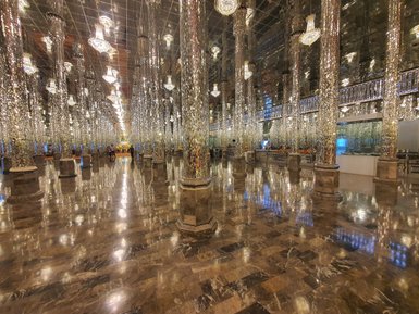 Innenarchitektur des Kristalltempels Wat Tha Sung in Uthai Thani - Thailand mit Kindern