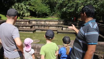 Kinder erkunden ein verstecktes Dschungelkloster in der Ruinenstadt Polonnaruwa – Sri Lanka Familienreise