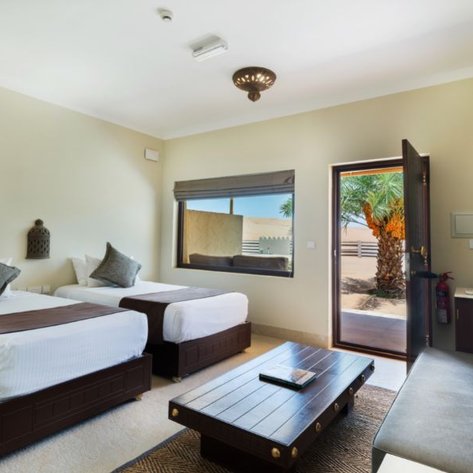 Stilvoll eingerichtetes Zimmer im Desert Nights Camp – Oman mit Kindern