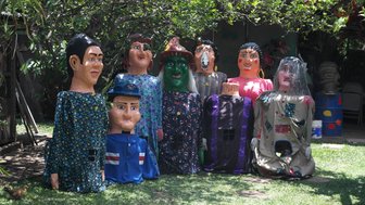 Maskenbildner Toni präsentiert kreative Figuren – Costa Rica Reise mit Kindern