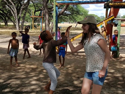 Kinder spielen auf einem Spielplatz - Namibia mit Jugendlichen