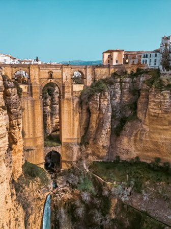 Ein beeindruckender Blick auf die Schlucht von Ronda, mit einer majestätischen Brücke, die über die Klippen führt.