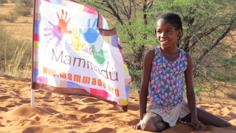 Ein einheimisches Mädchen mit einer Flagge - Namibia mit Jugendlichen