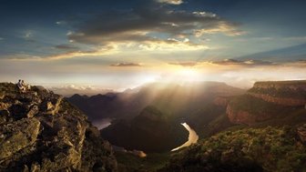 Die Sonne durchbricht die Wolken und beleuchtet die Landschaft des Blyde River Canyons – Südafrika Reise mit Kindern