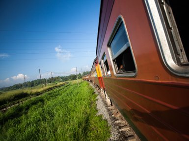Zug fährt durch grüne Graslandschaften im Norden Sri Lankas – Sri Lanka mit Kindern