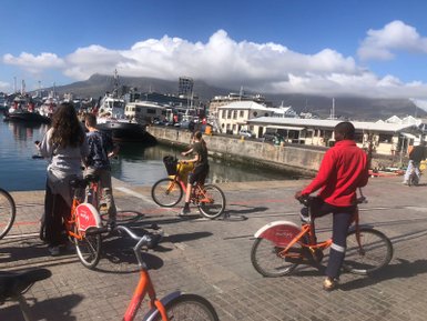 Familie unternimmt eine Fahrradtour entlang der Promenade in Kapstadt – Garden Route Reise mit Kindern