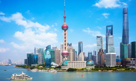 Shanghai Skyline bei strahlendem Sonnenschein und guter Sicht – China Reise mit Kindern