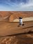 Kind springt mitten in den Dünen in der Wüste - Namibia Family & Teens - Namibia mit Teenagern