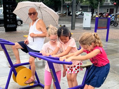 Kinder beim Spielen in einer Parkanlage in Xi’an – China Reise mit Kindern