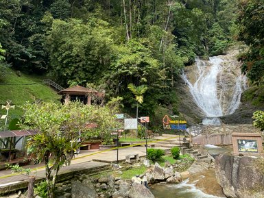 Ein Wasserfall stürzt inmitten grüner Vegetation in den Cameron Highlands hinab – Malaysia & Borneo Familienreise