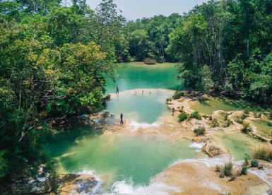 Kinder baden an einem Wasserfall mitten im tropischen Regenwald von Lacanjá – Mexiko Reise mit Kindern