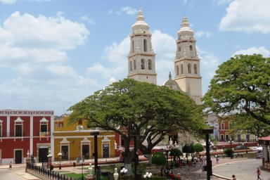 Hauptplatz mit Palmen und Kolonialarchitektur in Campeche – Mexiko Reise mit Kindern