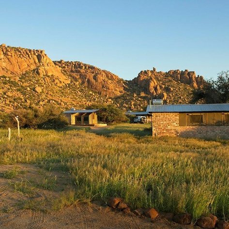 Omandumba Guest Farm Außen beim Sonnenuntergang - Namibia Familienreise