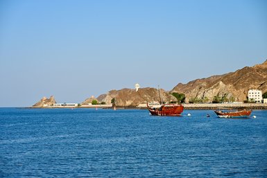 Traditionelles Holzboot Dhow auf dem Wasser bei einer Fahrt in Muscat – Oman Familienreise