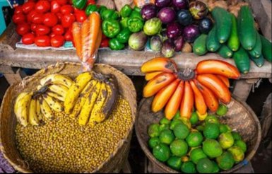 Vielfältiges Angebot an Gemüse und Obst auf dem Markt in Karatu – Tansania mit Kindern