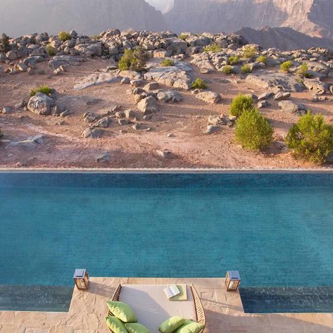 Außenbereich der Royal Mountain Villa mit privatem Pool und Bergblick im Anantara Al Jabal Al Akhdar Resort – Oman Familienreise