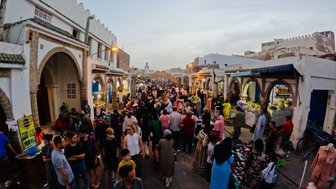 Besucher schlendern durch den vollen Souk von Essaouira – Marokko Familienreise