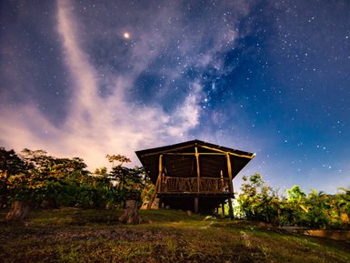 La Tigra Rainforest Lodge stimmungsvoll beleuchtet bei Nacht – Costa Rica mit Kindern