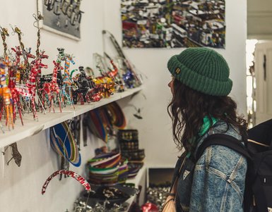 Frau stöbert in einem Souvenir-Shop in Kapstadt – Südafrika mit Kindern