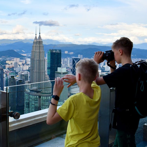 Kinder genießen die Aussicht auf die Petronas Towers vom KL Tower in Kuala Lumpur – Malaysia & Borneo mit Kindern