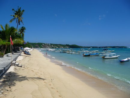 Fischerboote  auf dem ruhigen Wasser des Jungut Batu Beach – Bali mit Kindern