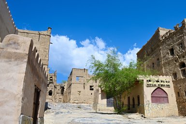 Traditionelle Felsenhäuser im Dorf Al Hamra – Oman Reise mit Kindern