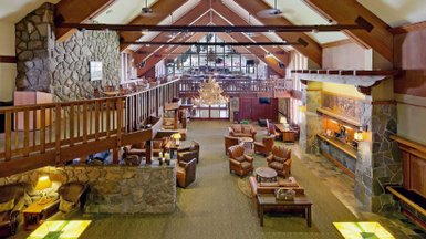 Der großzügige Lobbybereich des Mammoth Mountain Inn zeigt gemütliche Sitzgelegenheiten und eine beeindruckende Holzdecke.
