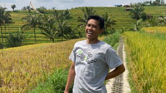 Froher Guide zeigt die Reisterrassen von Jatiluwih auf Bali – Bali mit Kindern