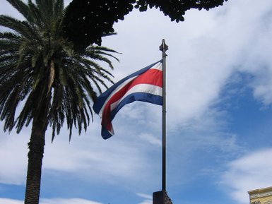 Nationalflagge von Costa Rica weht in San José – Costa Rica Familienreise