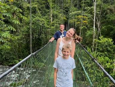 Kinder entdecken die Hängebrücke im Mistico Arenal Hanging Bridges Park – Costa Rica Familienreise