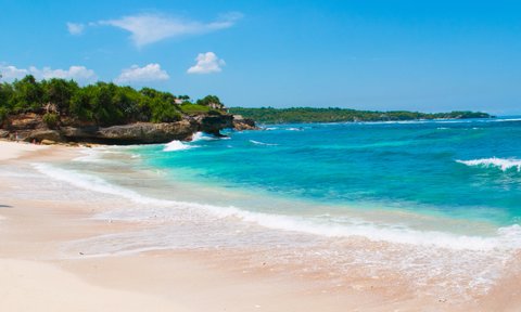 Feiner Sandstrand mit kristallklarem, blauem Wasser – Bali mit Kindern