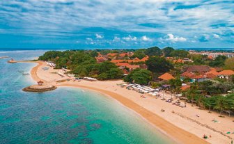 Malerische Küste mit ruhigem Meer in Sanur – Bali Familienreise