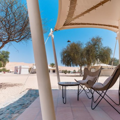 Außenanlage der Zelte im Desert Nights Camp eingebettet in die omanische Wüste – Oman mit Kindern