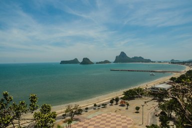 Strand und Felsen bei blauem Himmel in Hua Hin - Thailand mit Kindern