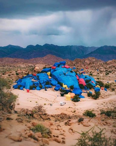 Farbig bemalte Felsen in der Berglandschaft von Tafraoute – Marokko Familienreise