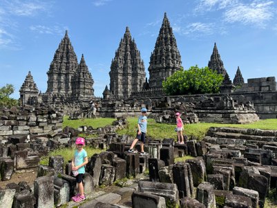 Kinder entdecken die historischen Strukturen des Prambanan-Tempels – Bali mit Kindern