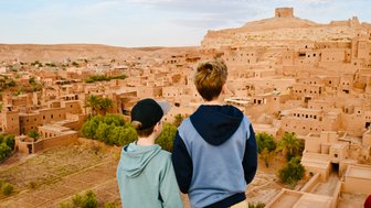 Kinder bewundern die weite Landschaft von Aït Ben Haddou – Marokko Familienreise