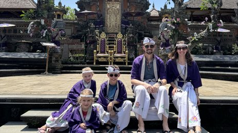 Familie in traditioneller balinesischer Kleidung besucht den Saraswati-Tempel – Bali mit Kindern