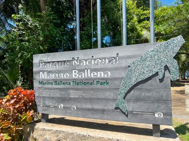 Eingangsschild am Besucherbereich des Marino Ballena Nationalparks – Costa Rica Familienreise