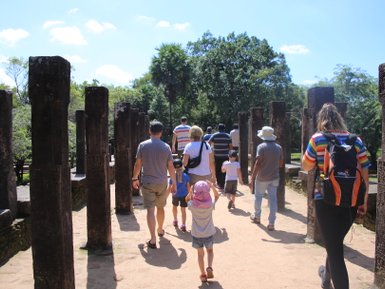 Eine Familie erkundet die imposanten Felsensäulen rund um Polonnaruwa – Sri Lanka Reise mit Kindern