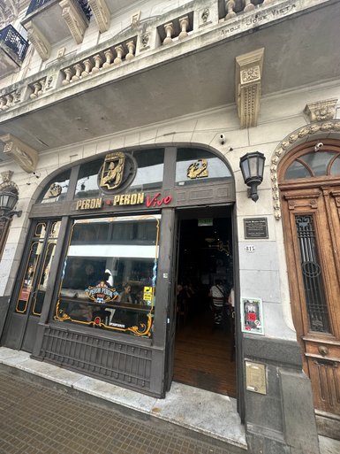Die Fassade eines Restaurants in Buenos Aires mit einem einladenden Eingang und einem stilvollen Schild über der Tür.