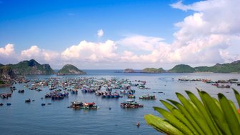 Felsen ragen aus dem Wasser rund um Cat Ba – Vietnam mit Kindern