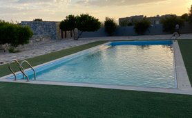 Pool im Jebel Shams Resort mit Blick auf die Landschaft – Oman Reise mit Kindern