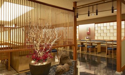 Ein eleganter Innenraum mit Holzverkleidung, der eine ruhige Atmosphäre in einem Restaurant vermittelt.