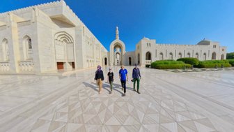 Familie erkundet die Sultan-Qabus-Moschee in Muscat – Oman mit Kindern