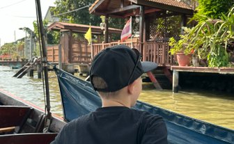 Kind genießt eine Bootstour durch die Wasserwege – Thailand mit Kindern