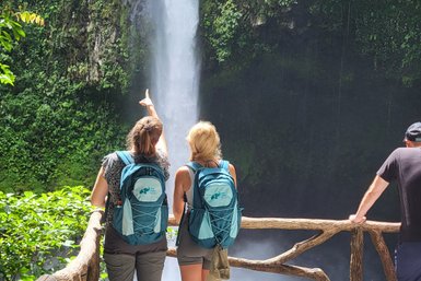 Zwei Frauen genießen den Anblick des Wasserfalls in La Fortuna – Costa Rica Familienreise