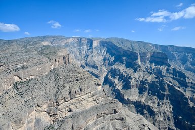 Blick von oben auf die Gebirgslandschaft des Jebel Shams – Oman Familienreise